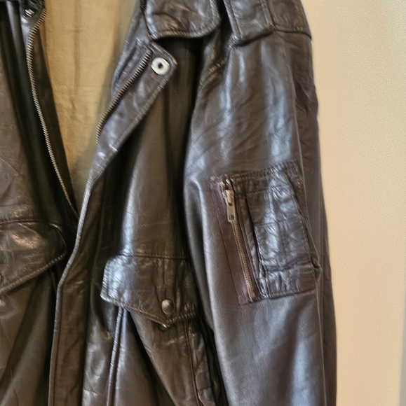Vintage brown leather bomber jacket in size Large - Picture 7 of 9